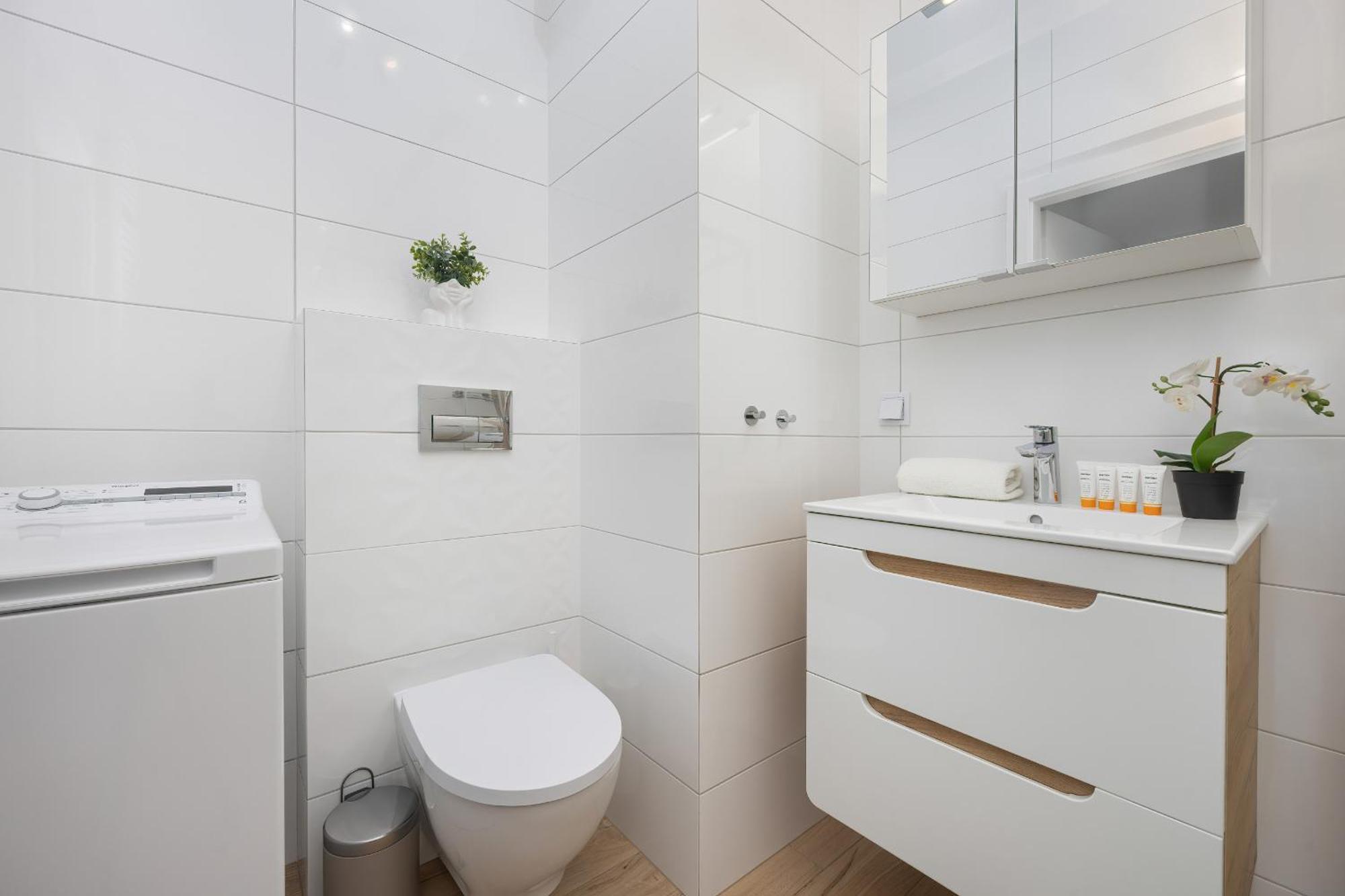 Comfy Two-bedroom Near Chopin Airport Warsaw's Ursynow By Renters Apartament Warszawa
