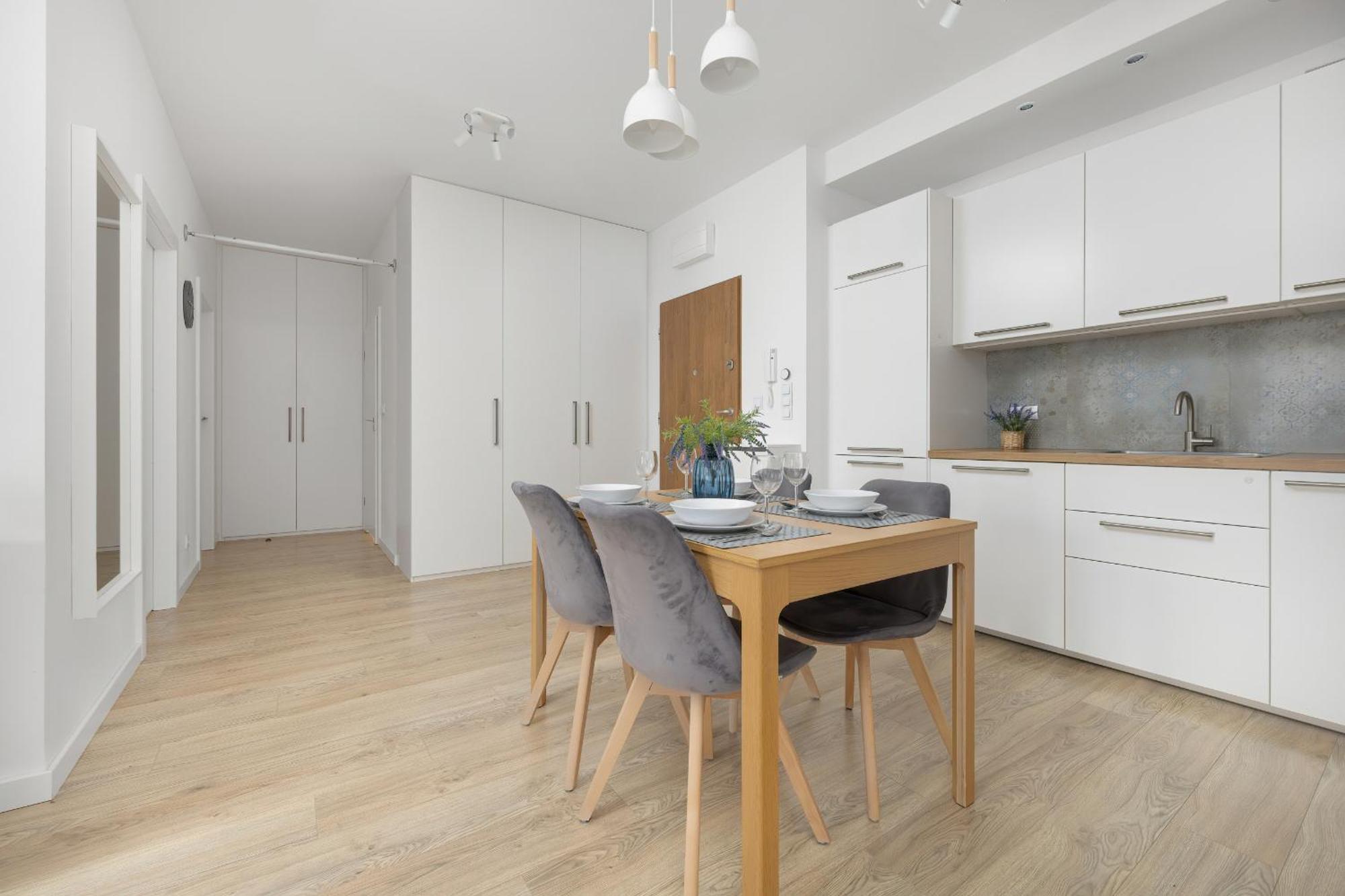 Comfy Two-bedroom Near Chopin Airport Warsaw's Ursynow By Renters * Warszawa